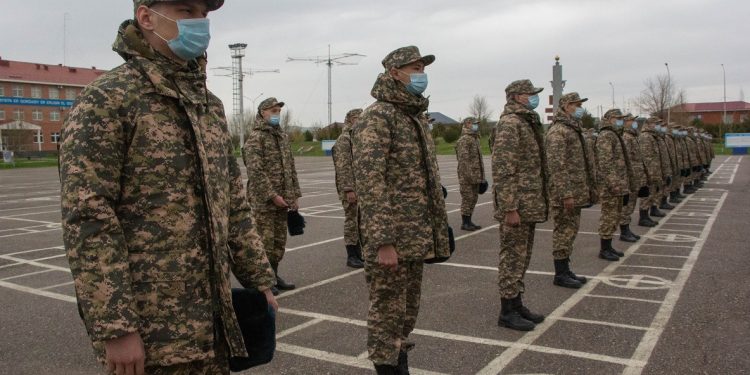Шымкентке үш облыстан әскерге шақырылушылар келді