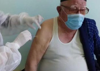 Шымкентте 90 жастағы қария ковидке қарсы екпе салдырды