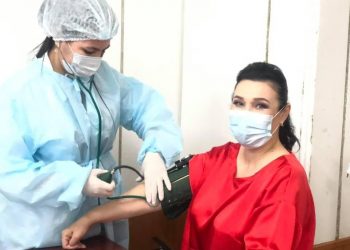 Майра Мұхамедқызы өз ұжымымен бірге короновирусқа қарсы вакцина салдырды