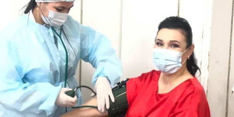 Майра Мұхамедқызы өз ұжымымен бірге короновирусқа қарсы вакцина салдырды
