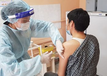 «KazCOVID-in» вакцинасының алғашқы легі Түркістан облысына жеткізілді