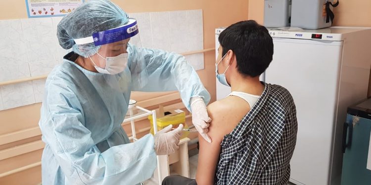 «KazCOVID-in» вакцинасының алғашқы легі Түркістан облысына жеткізілді