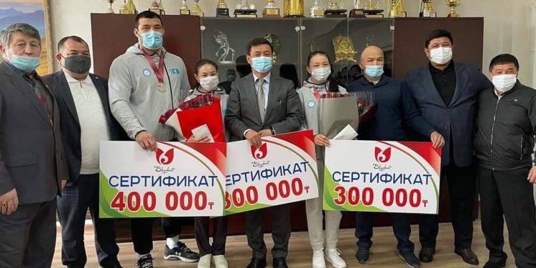 Ел мерейін үстем еткен шымкенттік балуандарға құрмет көрсетілді