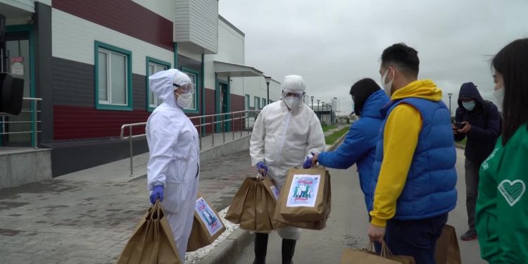Шымкент: «Jas otan» мүшелері «Дәрігерлерге мың алғыс» жалпыхалықтық акциясын жалғастырды