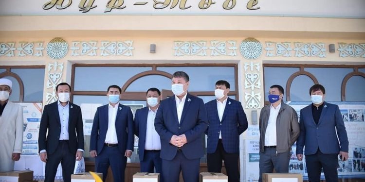 Шымкенттік депутаттар 1000 отбасыға азық-түлік таратты