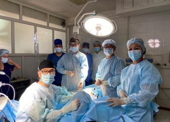 Шымкенттік онкологтар күрделі тіліксіз ота жасау тәсілін меңгеруде