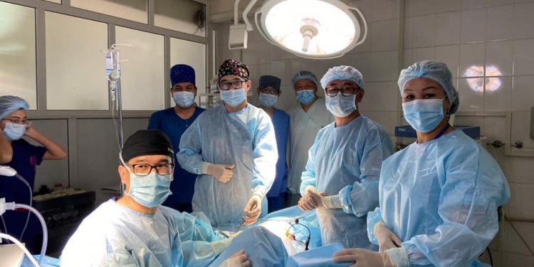 Шымкенттік онкологтар күрделі тіліксіз ота жасау тәсілін меңгеруде