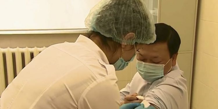 Алексей Цой QazVac вакцинасын салдырды