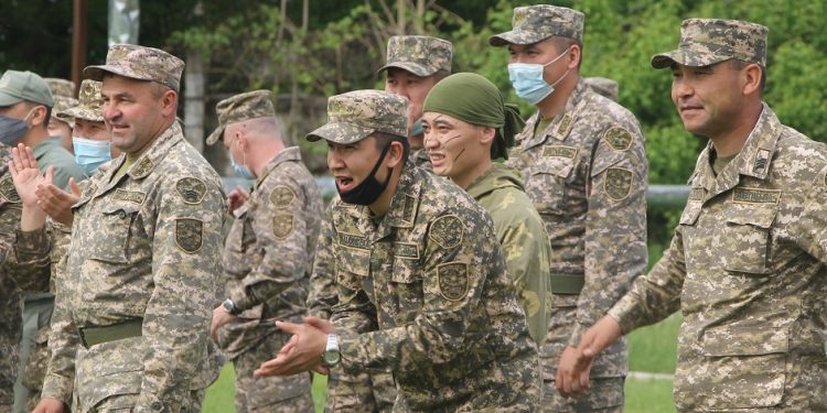 Шымкентте әскерилер арасында эстафета өтті