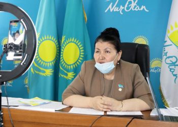 Түркістандық депутат тікелей эфирде елмен жүздесті