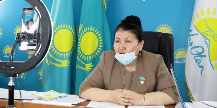 Түркістандық депутат тікелей эфирде елмен жүздесті