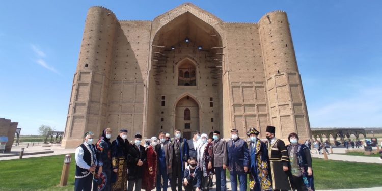 Арыстық ардагерлер рухани астана — Түркістан қаласының құрылысымен танысты