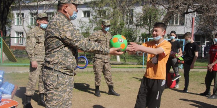 Шымкенттің әскери қызметшілері балалар үйіне барды