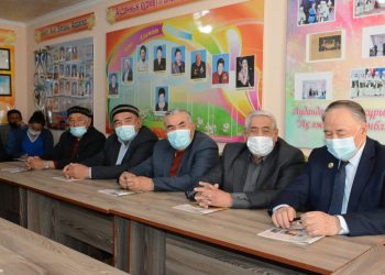 Қариялар жаңарған Tүркістанды тамашалайды