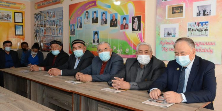 Қариялар жаңарған Tүркістанды тамашалайды