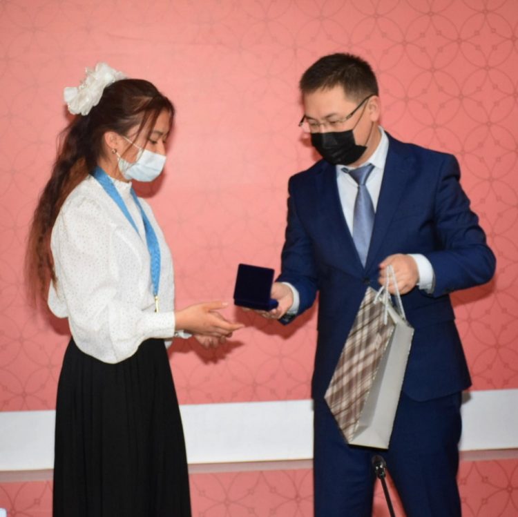 Түркістандық 13 оқушы «Елбасы медалімен» марапатталды