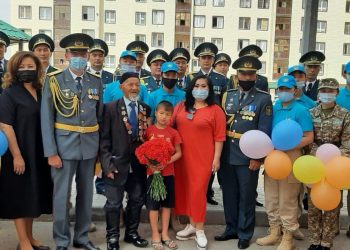 Шымкенттік әскерилер ардагерлерді құттықтады