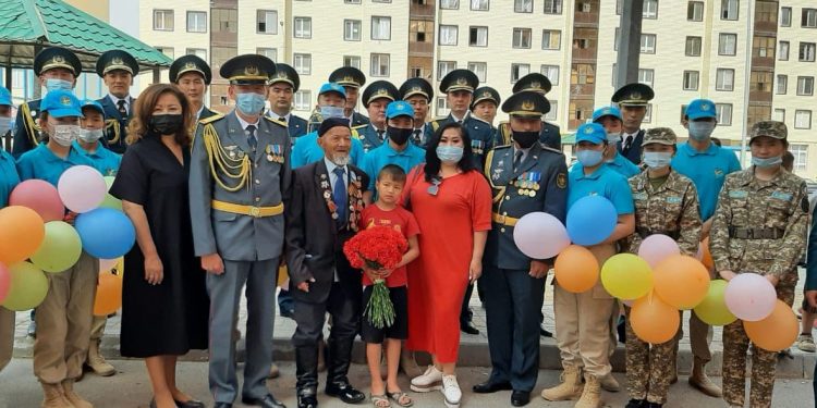 Шымкенттік әскерилер ардагерлерді құттықтады