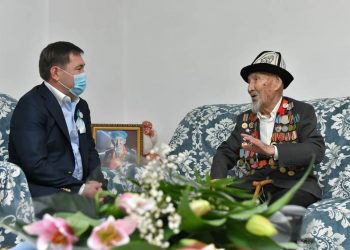 Мұрат Әйтенов ҰОС ардагерінің шаңырағында болды