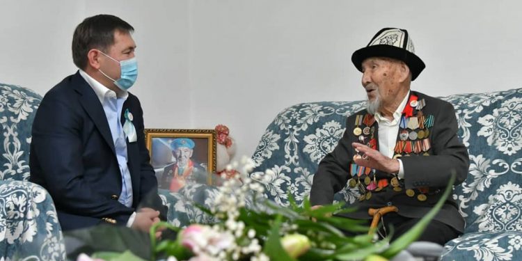 Мұрат Әйтенов ҰОС ардагерінің шаңырағында болды