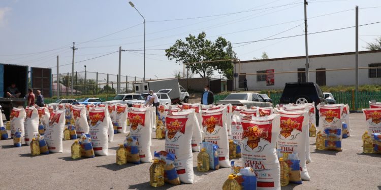 Түркістандық депутат 100 отбасына азық-түлік таратты