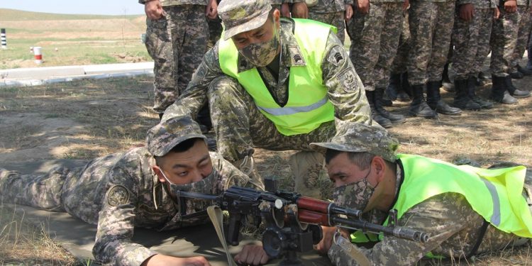 Шымкент : Жас сарбаздар алғашқы жауынгерлік атыс жаттығуларына қатысты