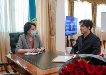 Ақтоты Райымқұлова Димаш Құдайбергенге Президенттің құттықтау хатын табыстады