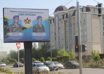 Шымкент көшелерінде үздік  сарбаздардың бейнелері ілінді