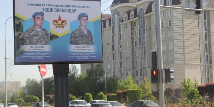 Шымкент көшелерінде үздік  сарбаздардың бейнелері ілінді