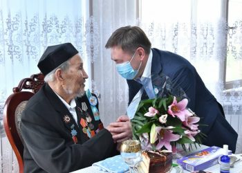 Шымкент әкімі ардагерді мерекемен құттықтады