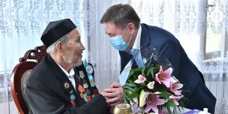 Шымкент әкімі ардагерді мерекемен құттықтады