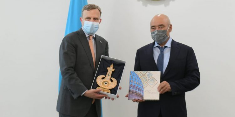 Өмірзақ Шөкеев АҚШ-тың бас консулымен кездесті