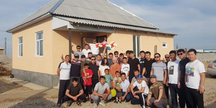 Түркістандық азаматтар жалғызбасты анаға баспана салып берді