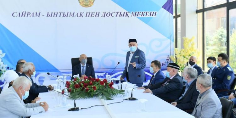 Өмірзақ Шөкеев Сайрам ауданының ақсақалдарымен өзекті мәселелерді талқылады