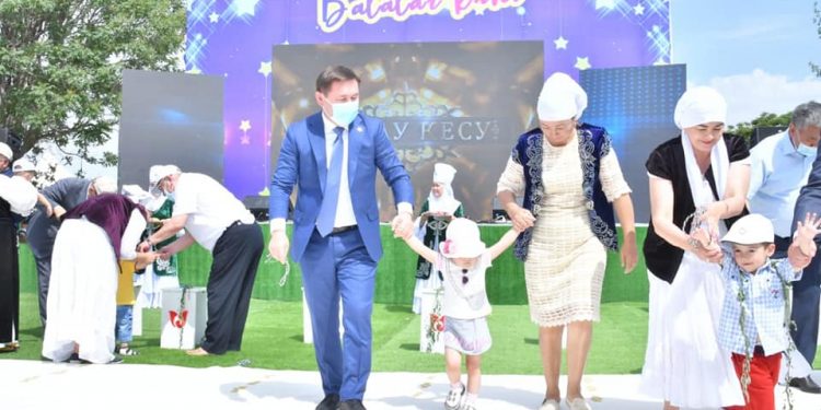Шымкентте мереке күні 30 бүлдіршіннің тұсауы кесілді