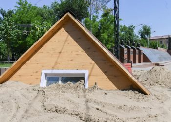 «4 тонна құм»: Түркістанда жаңа арт-нысан ашылды