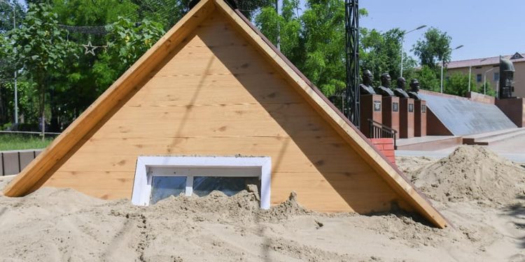 «4 тонна құм»: Түркістанда жаңа арт-нысан ашылды