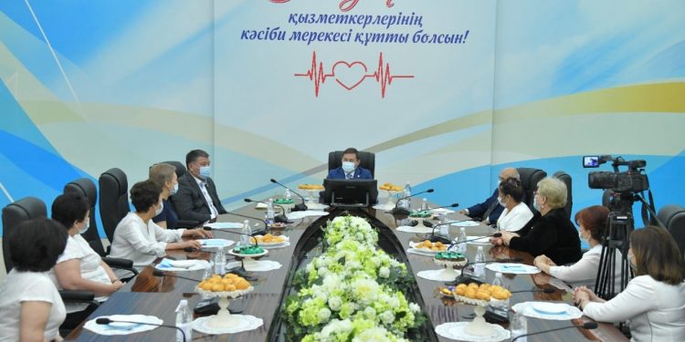 Шымкентте медицина қызметкерлері марапатталды