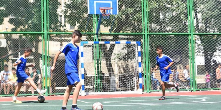 Демеушілер қала күніне екі спорт алаңшасын тарту етті