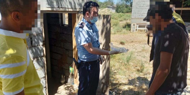 Түркістан облысының полицейлері әжетханасына есірткі сақтаған жігітті ұстады