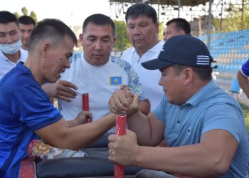 Түркістан: Мемлекеттік қызметшілер бақ сынасты