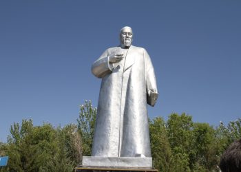 Түркістан: Мақтааралдық түлектер Абай Құнанбаевтың ескерткішін орнатты