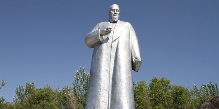 Түркістан: Мақтааралдық түлектер Абай Құнанбаевтың ескерткішін орнатты