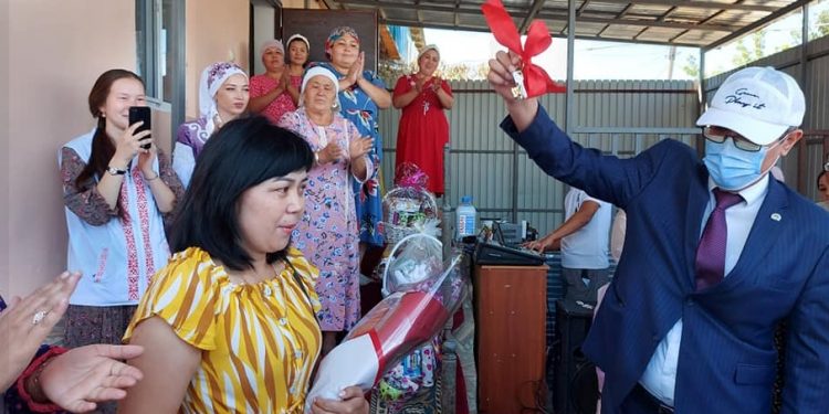 Шардаралық түлектер сыныптастарына үй сыйлады