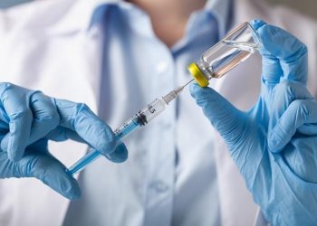 Обязательную вакцинацию в Казахстане перенесли