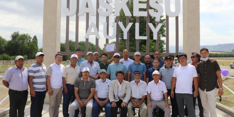 Түркістан: Түлкібастық түлектер ауылға стела орнатты