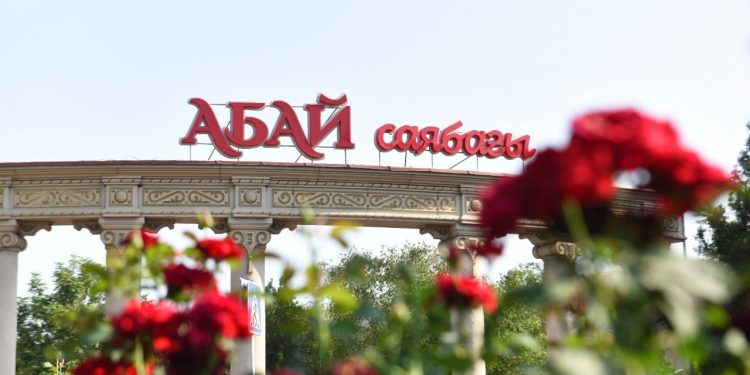 Шымкент: Абай ескерткішіне гүл шоқтары қойылды