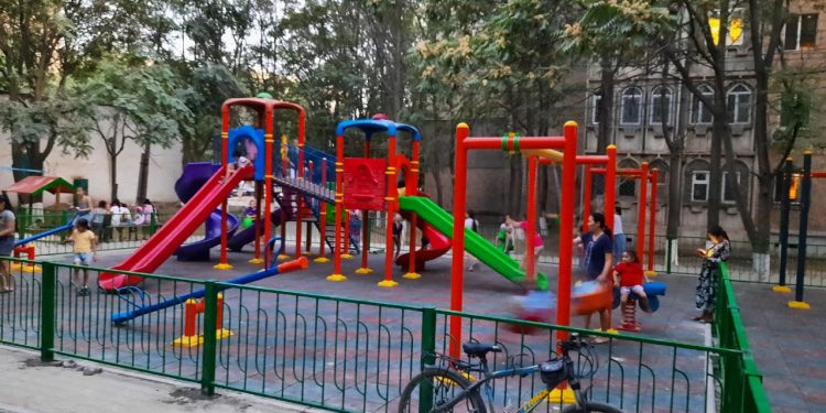 Шымкентте көпқабатты 24 үйдің аулаларында абаттандыру жұмыстары басталды