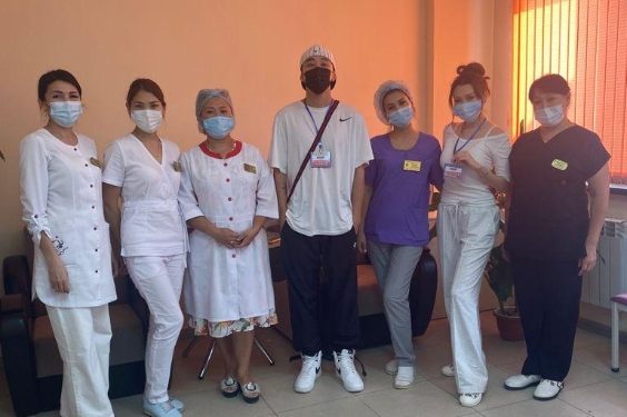 Шымкентке келген Ерке Есмахан мен жұбайы вакцина салдырды