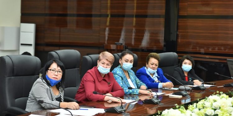 Шымкент қаласының әкімі жанындағы әйелдер істері және отбасылық-демографиялық саясат жөніндегі комиссияның отырысы өтті